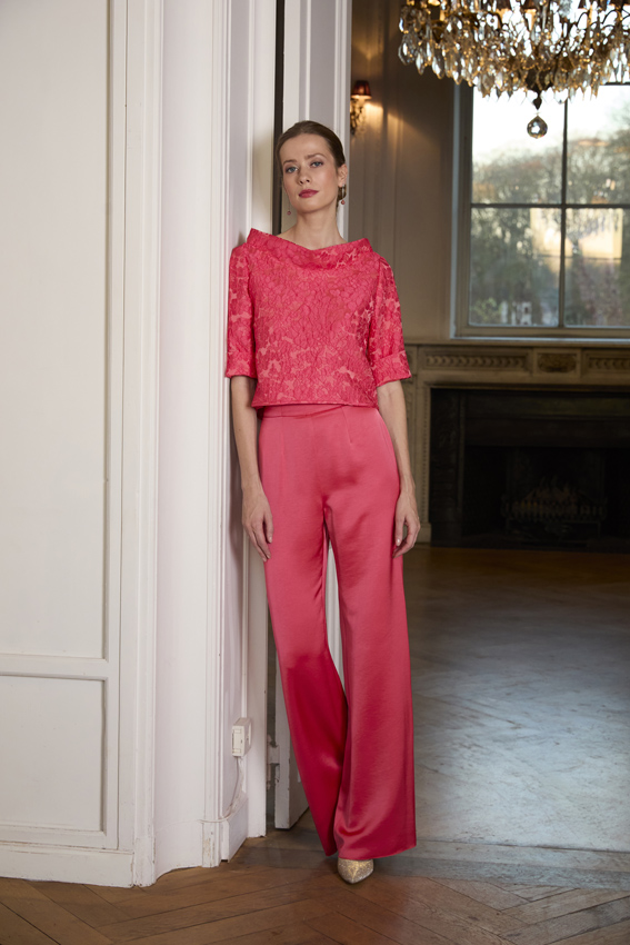 Koraalrode suitekledij met lange broek